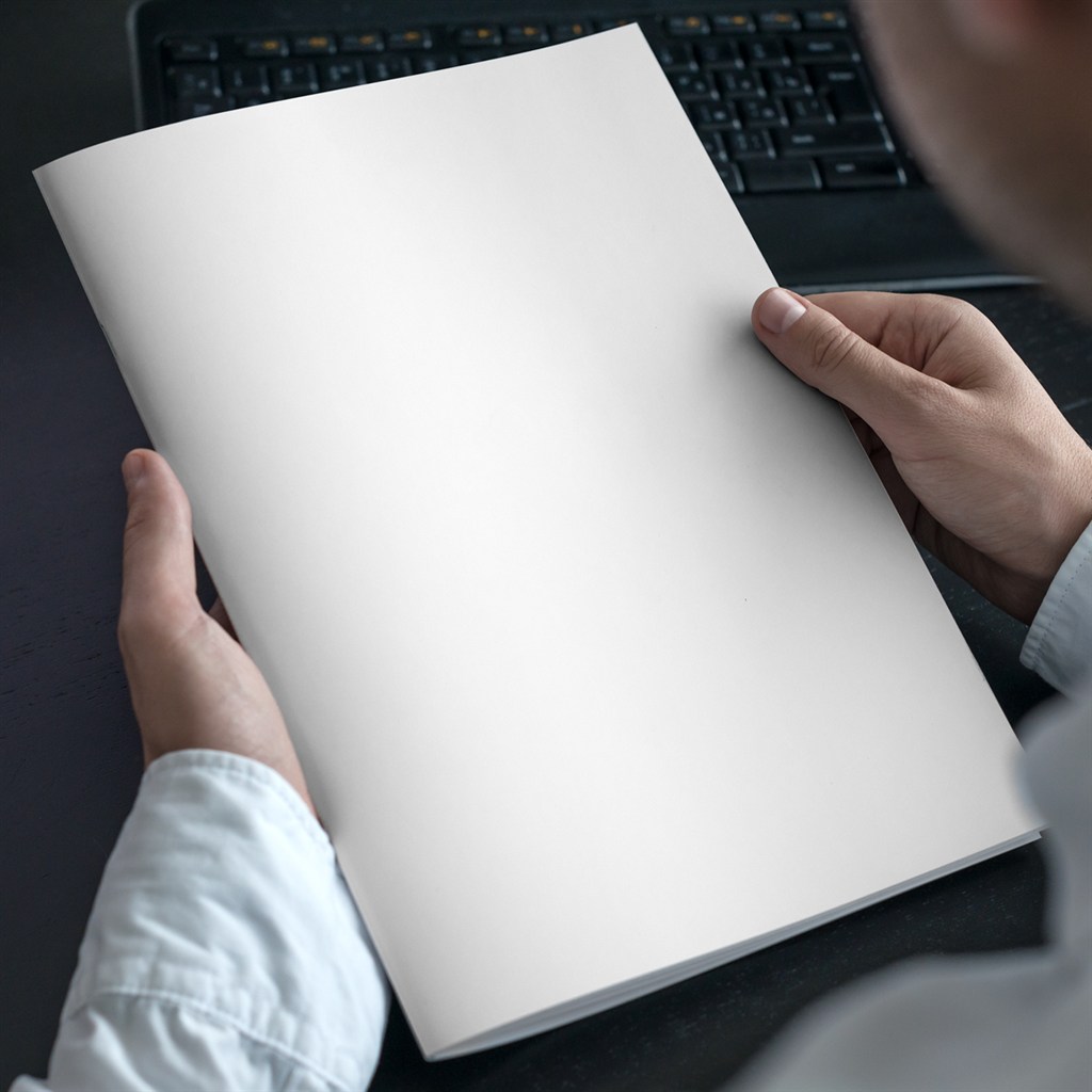 手拿画册折页样机