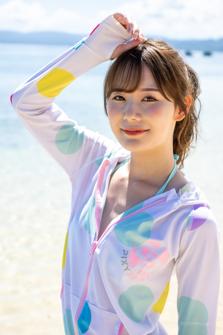 高颜值外围女嫩模海边比基尼写真图片