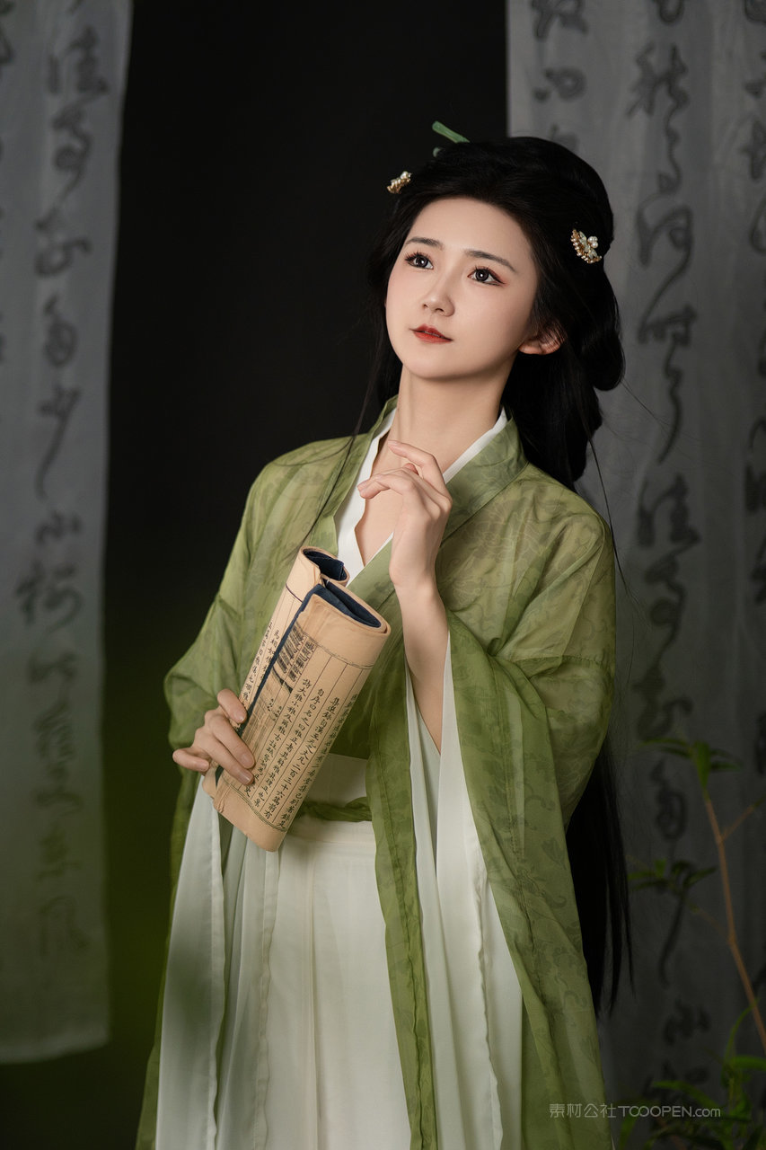 手不释卷的古典汉服美女个人艺术照图片