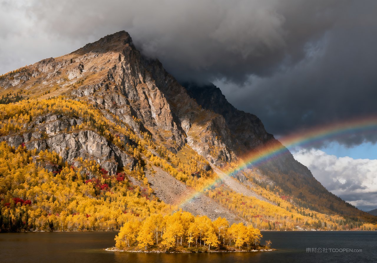 意境唯美青山山峰湖泊秋季山水天空