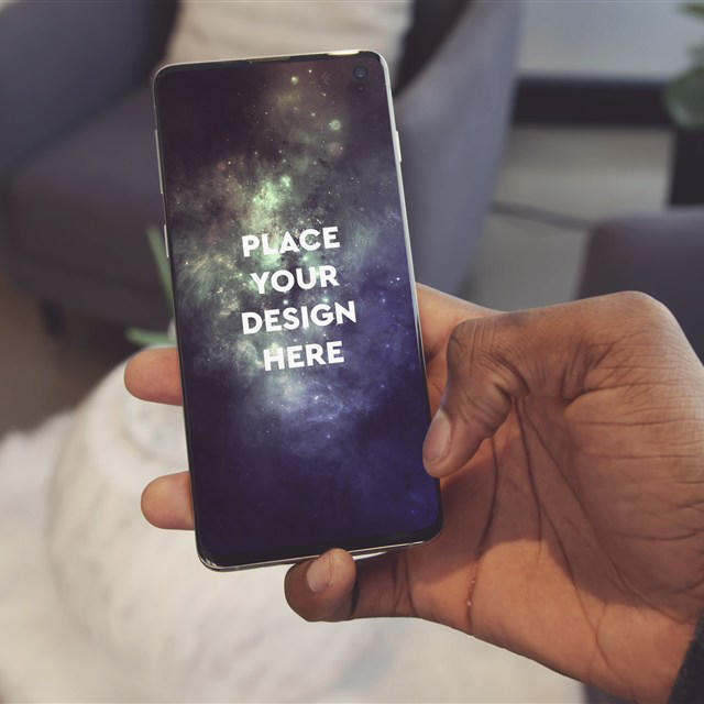 男生手举手机屏幕样机