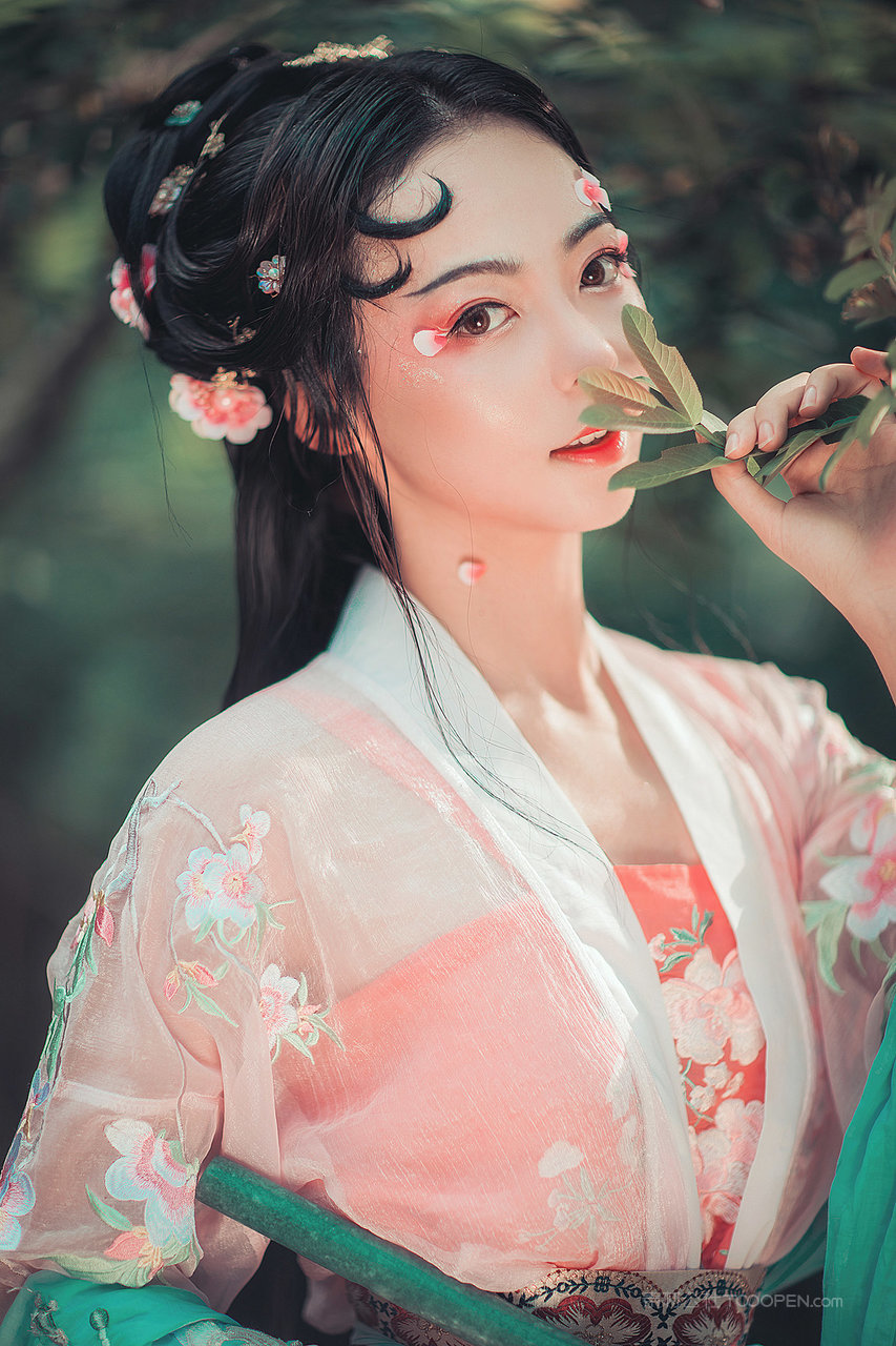 闻香桃花妆汉服美女摄影下载图片