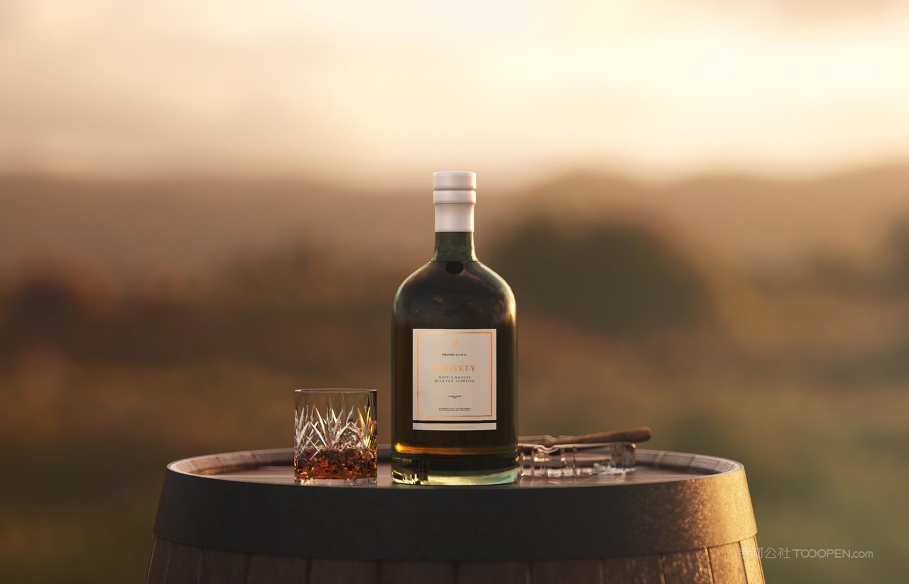 日落场景威士忌酒瓶样机