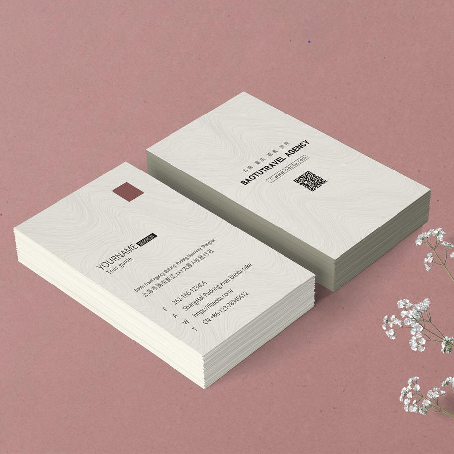 时尚精致的藕粉色背景上的名片样机