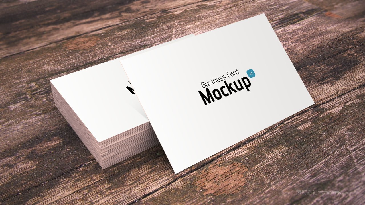 一叠名片放在木质桌面场景贴图样机 (2)