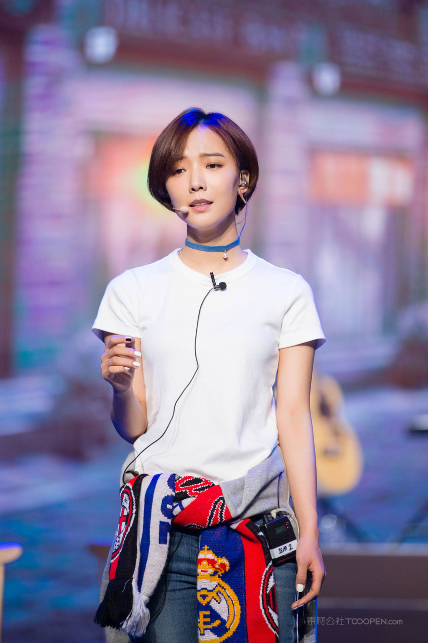 美女明星王珞丹节目录制剧照