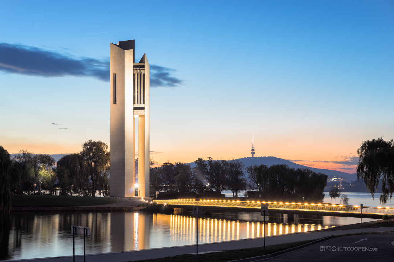 矗立在桥边的澳大利亚国家钟琴夜景