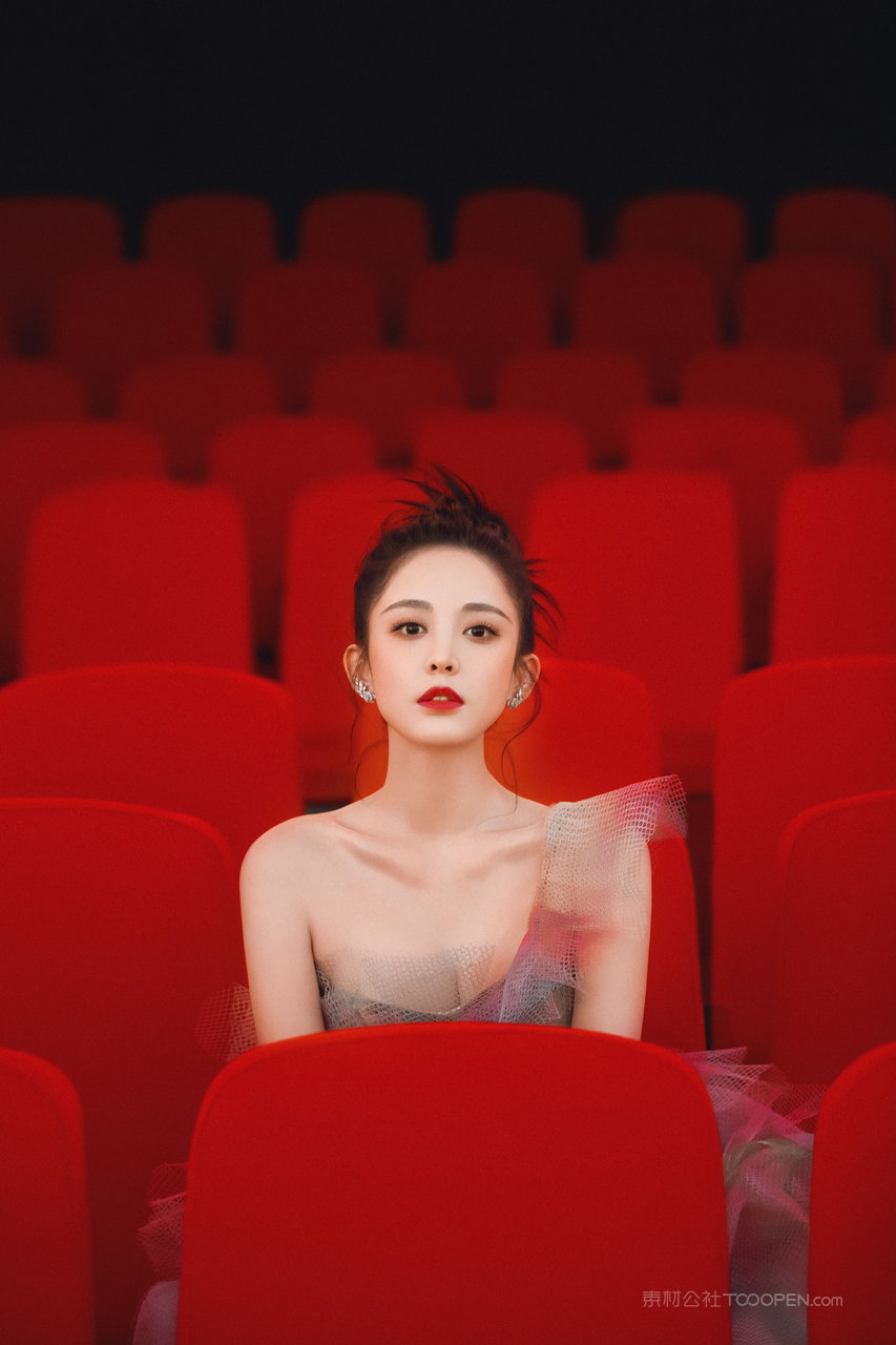 中国漂亮美女明星古力娜扎电影院里摄影写真图片