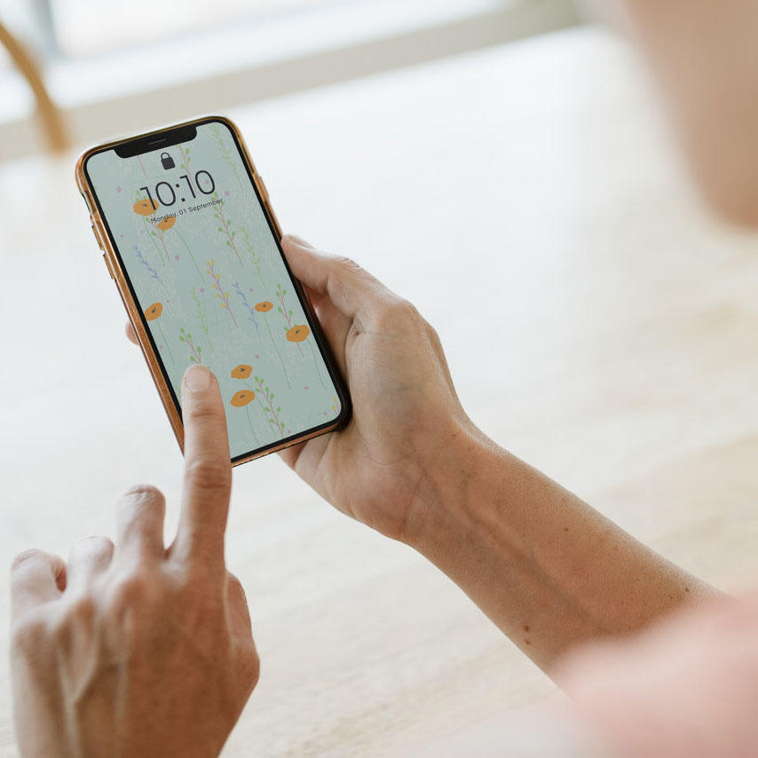 看手机 手拿手机贴图样机