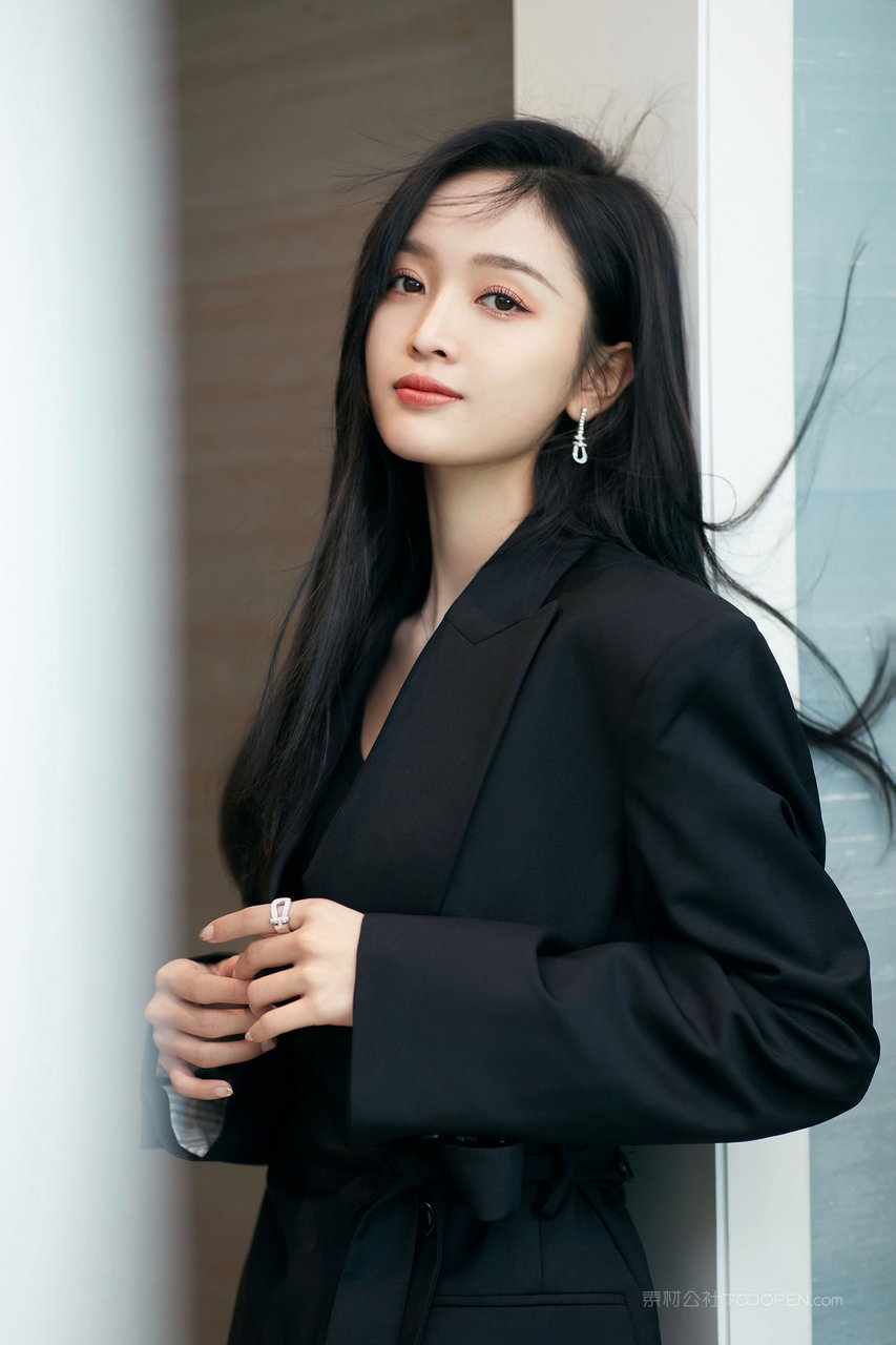 中国漂亮女明星吴宣仪穿职业装写真图片大全