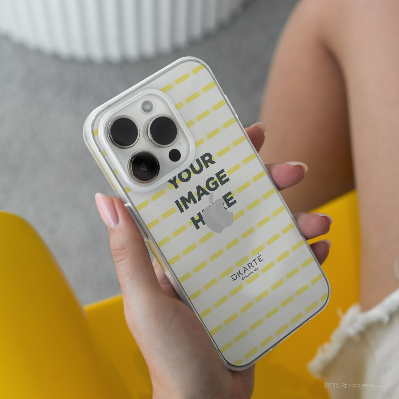 女子手拿手机iPhone14贴图样机