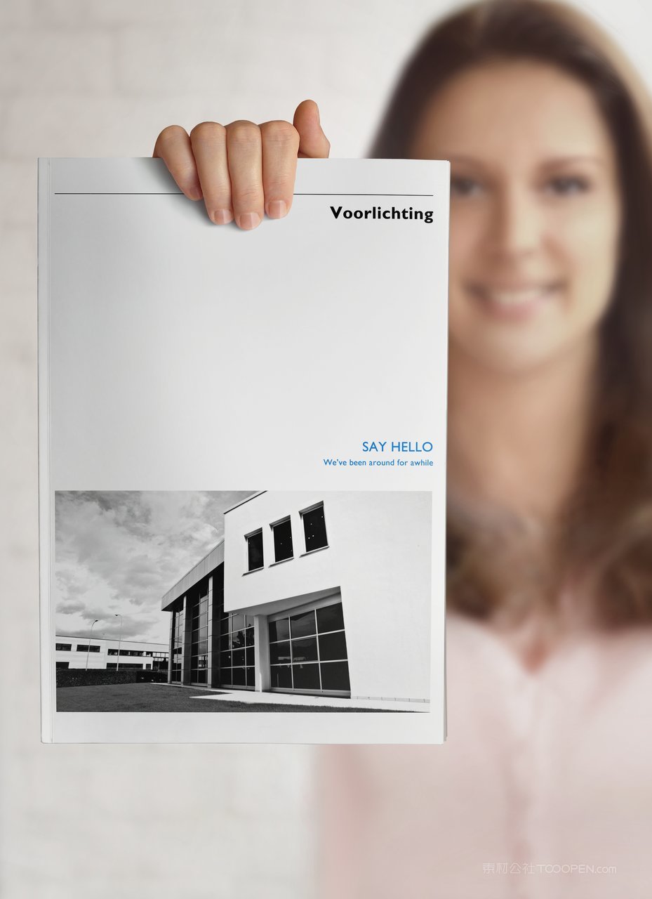 手里拿着精装书本画册封面设计样机