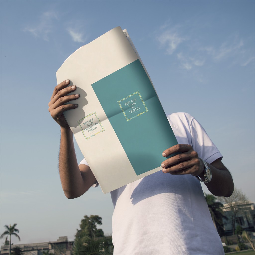 手持图纸场景样机