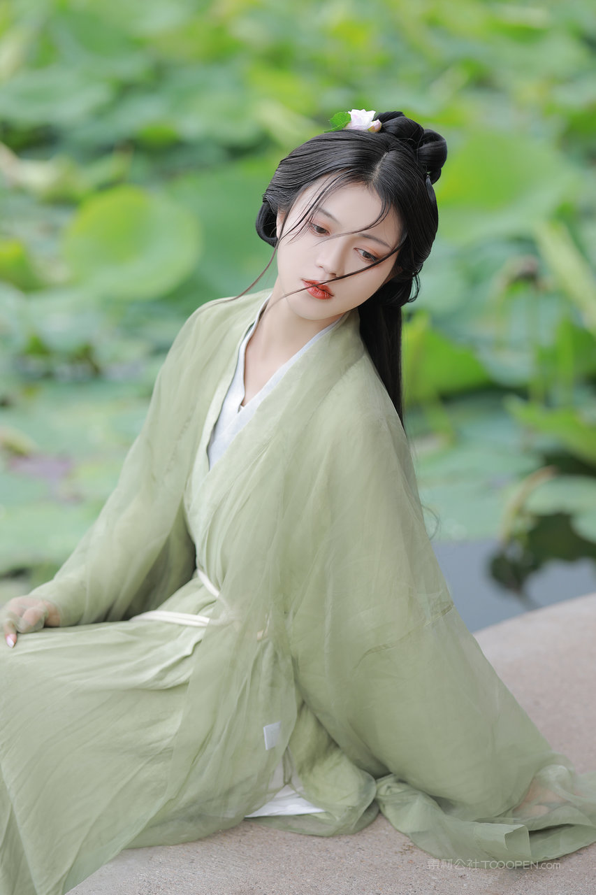 精品国产汉服古装美女艺术照写真集