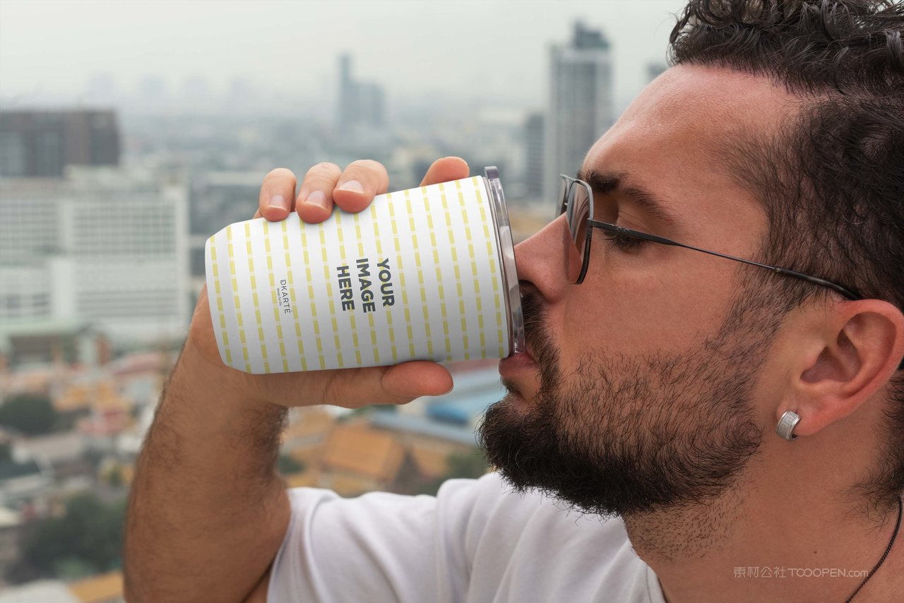 男人拿起玻璃水杯喝水场景样机