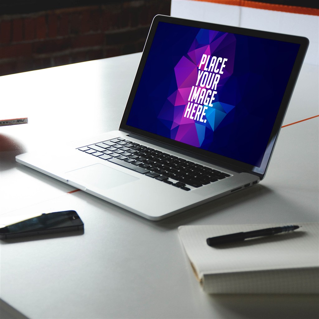 办公桌上的苹果电脑样机素材