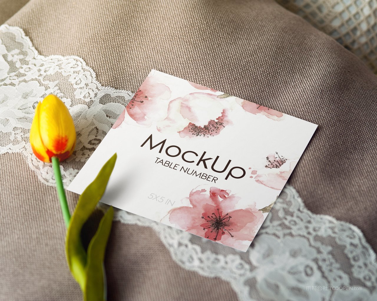 邀请函请贴折页场景样机 (17)