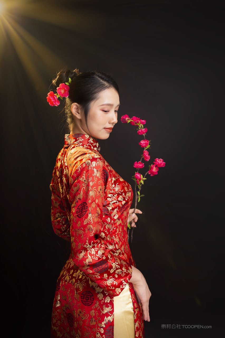 红色古典奥黛旗袍美女图片