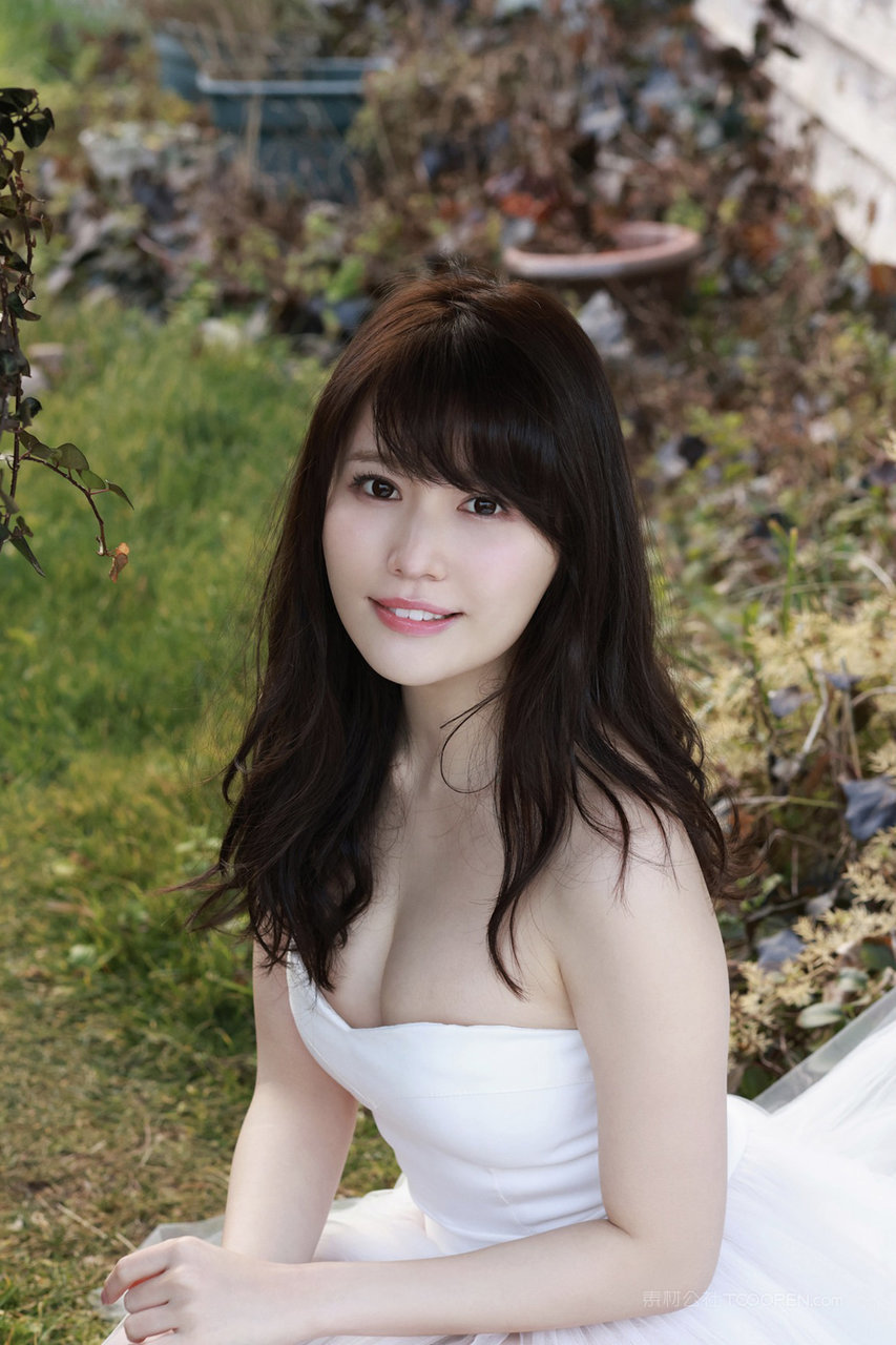 穿婚纱的日本美女户外摄影写真图片