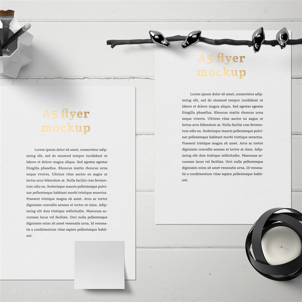 桌面上的宣传单贴图样机