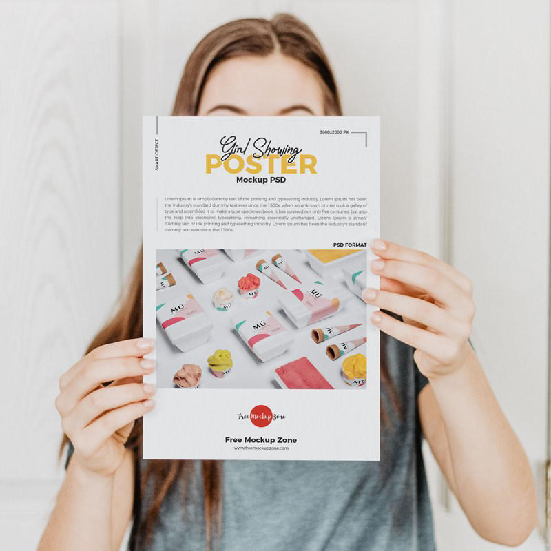 女孩展示海报样机