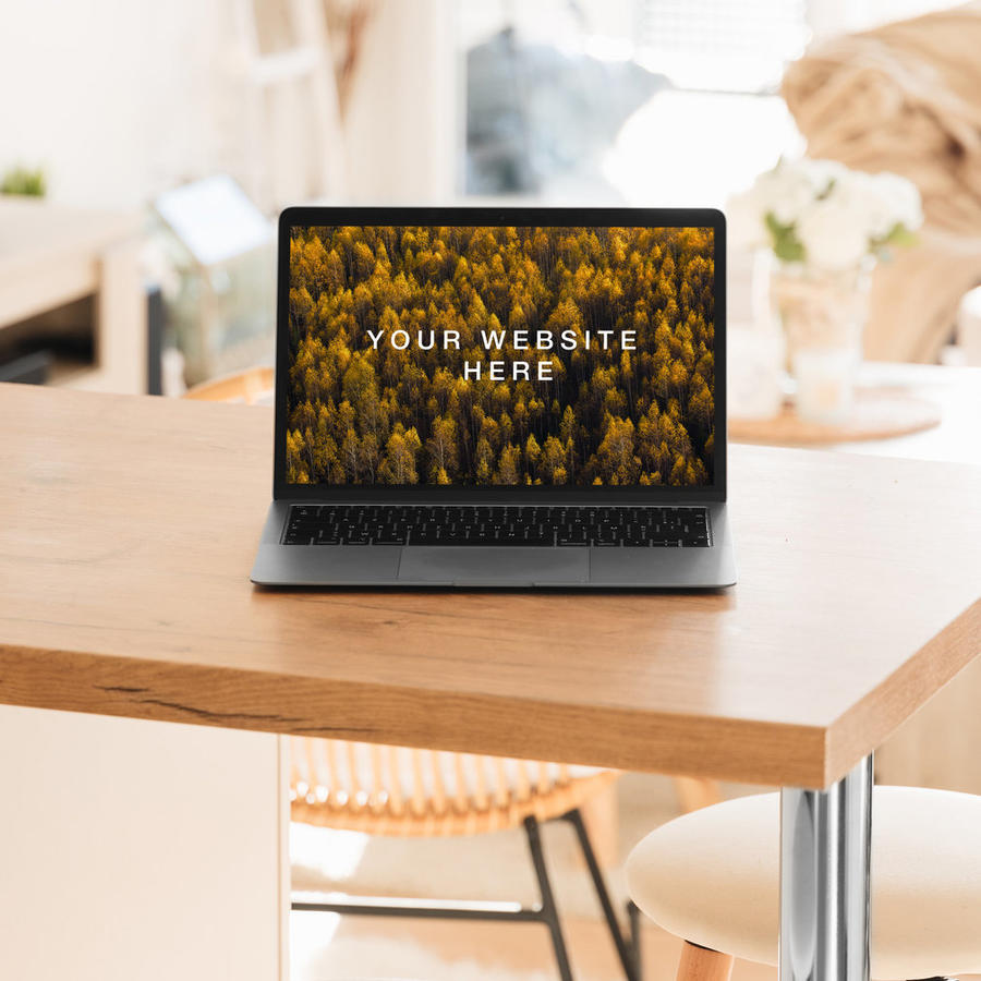 木桌上的笔记本电脑模型贴图样机