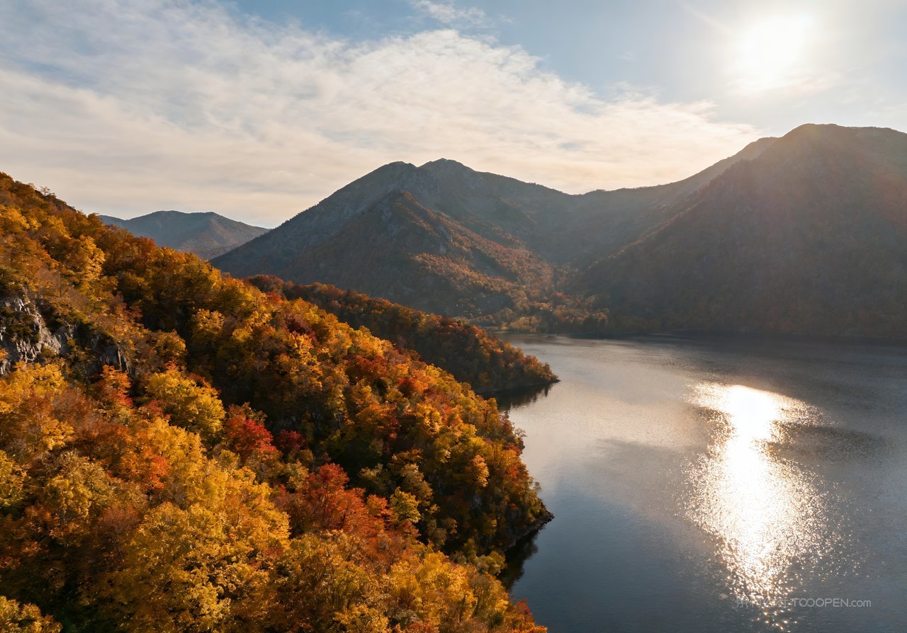 山峰天空青山湖泊唯美意境秋天山水
