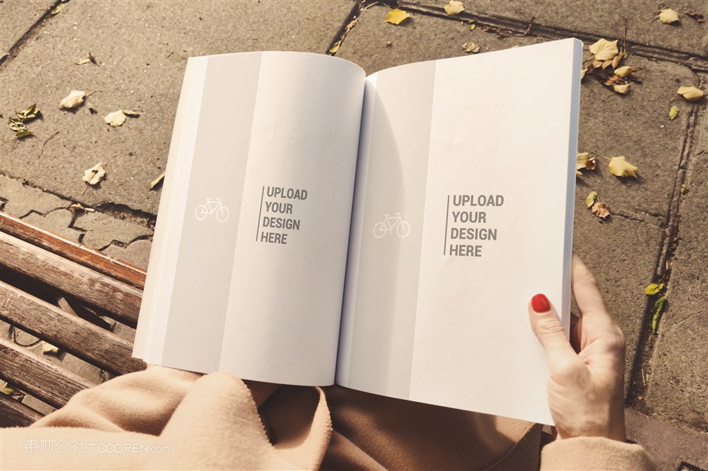 车内手持画册样机素材
