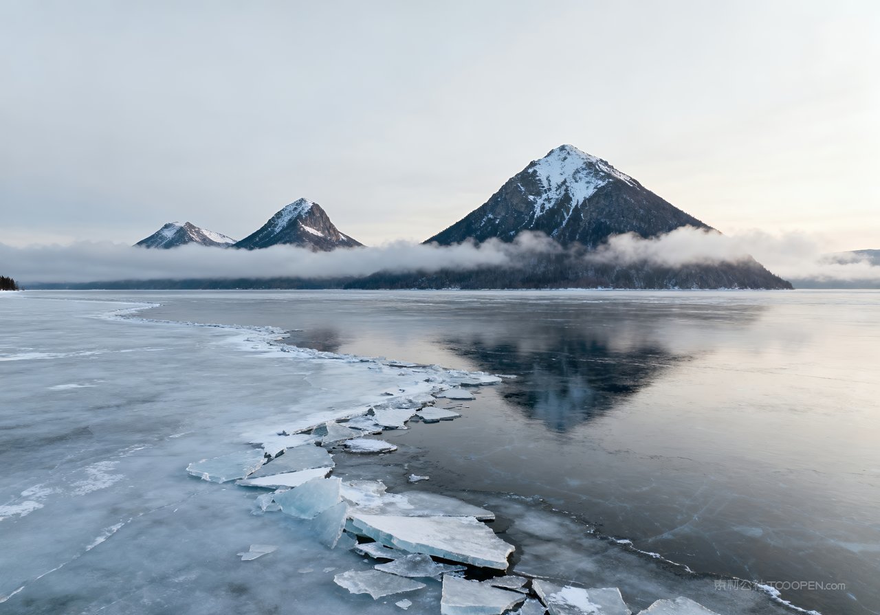 冬季冬天山峰唯美山水风景河流雪景