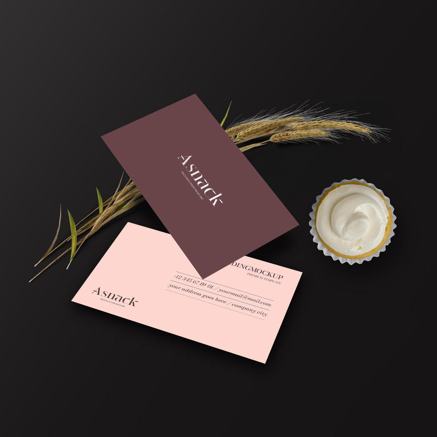 甜品店VI名片正反面贴图样机