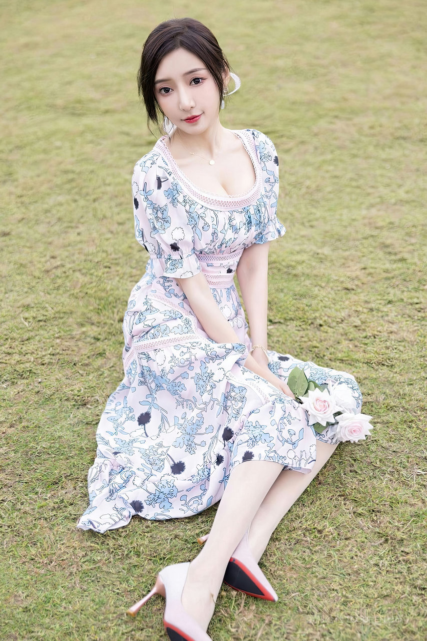 尤果网坐在草地上的国模人体美女艺术照片
