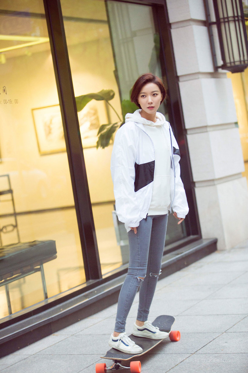 玩滑板的牛仔裤美女明星王珞丹高清壁纸图片