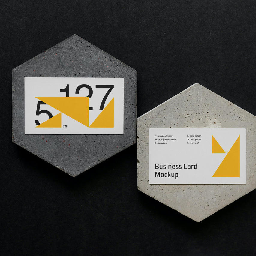 六边形地砖背景上的名片样机