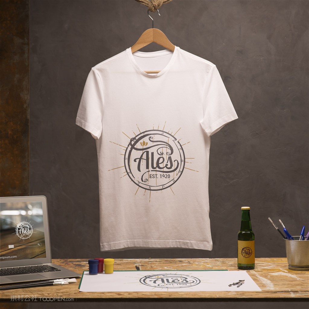 挂在衣架上的白色体恤贴图样机