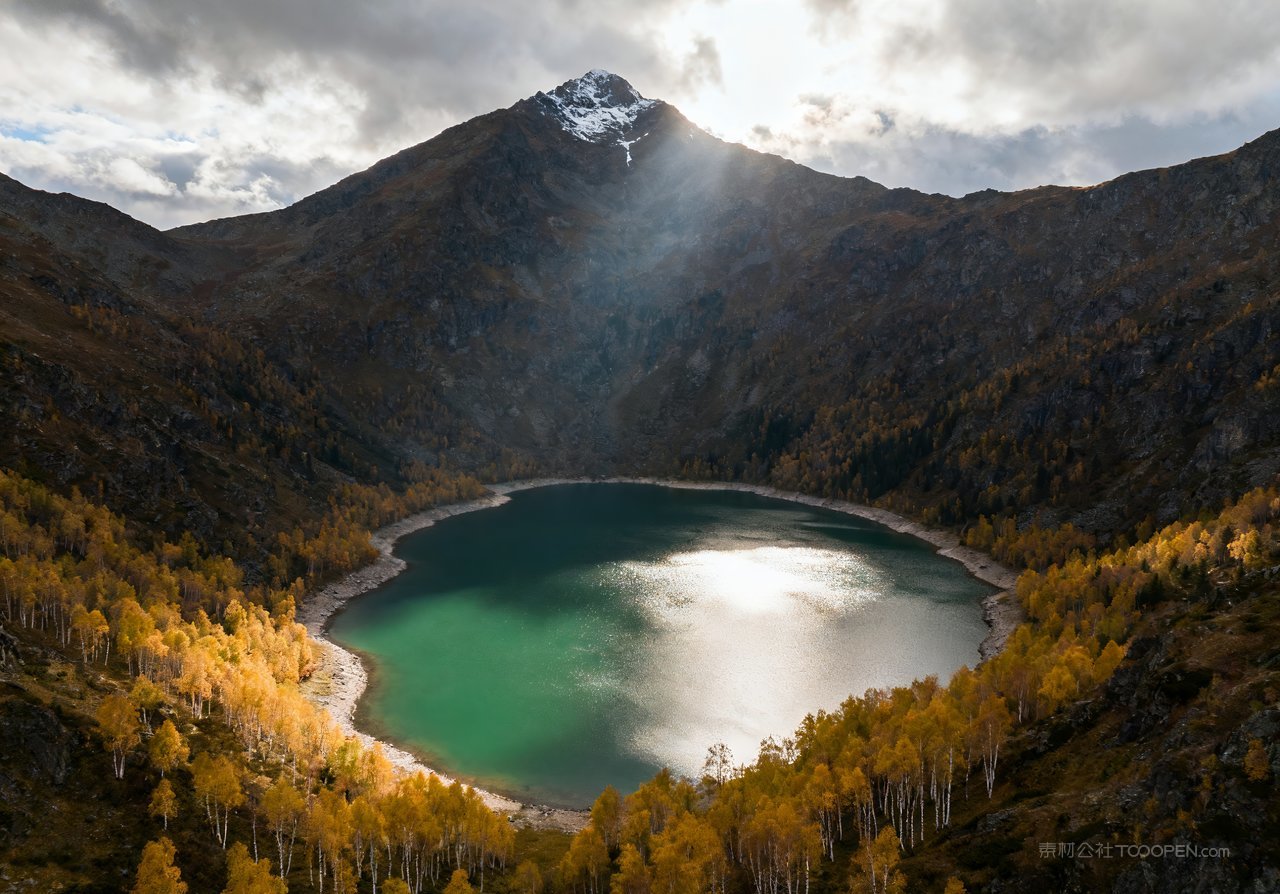青山唯美天空湖泊意境山峰山水秋天