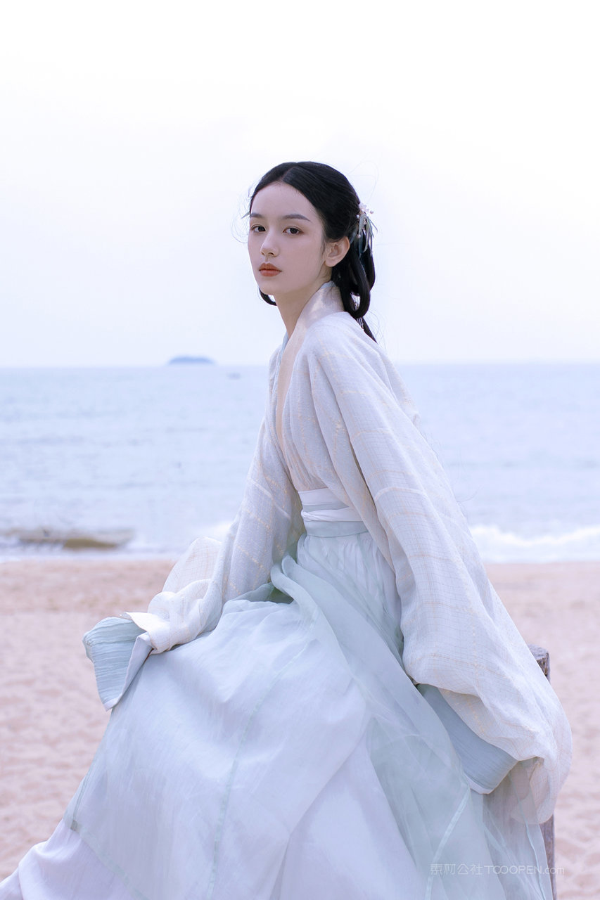 清纯颜值古装汉服美女海边艺术写真图片