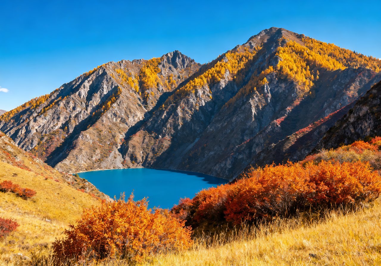 青山意境唯美湖泊山水秋季天空山峰