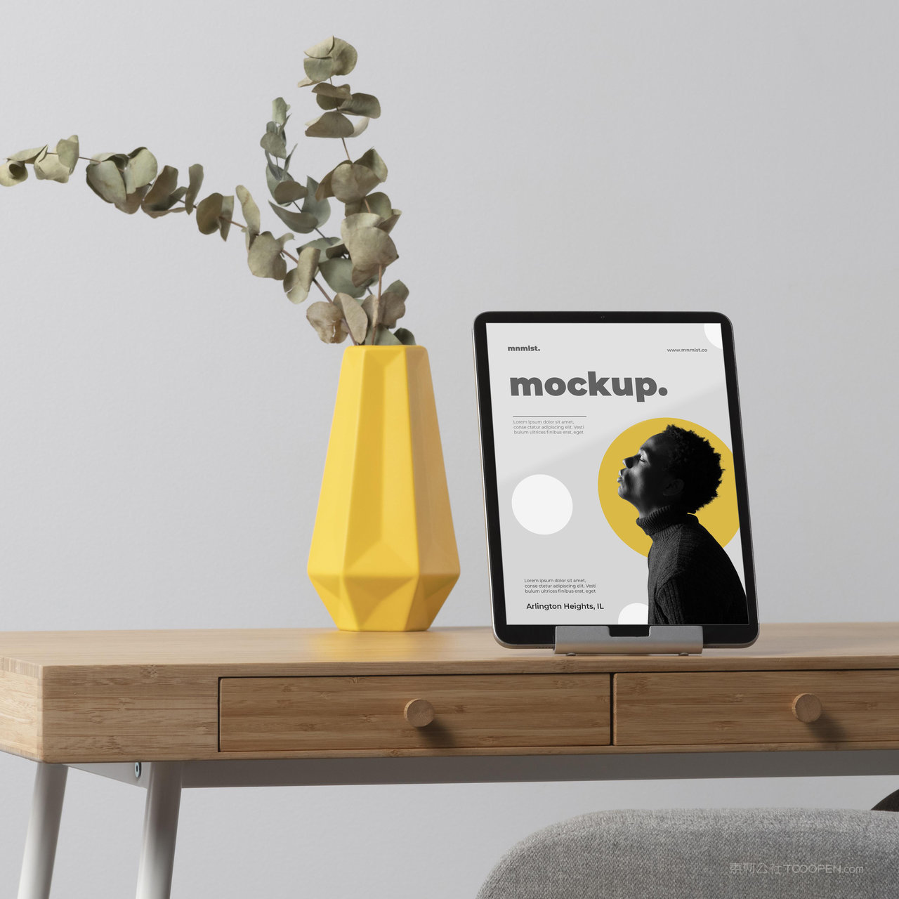 木桌上的平板电脑贴图样机