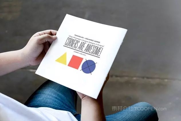 手拿宣传册画册场景样机