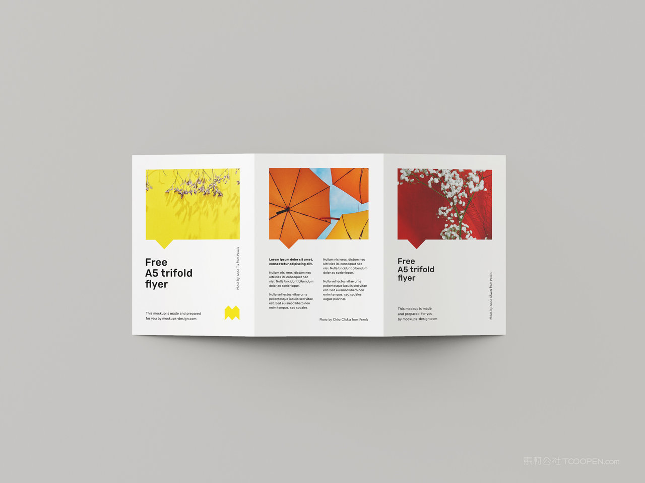 展开平放着的三折页贴图样机