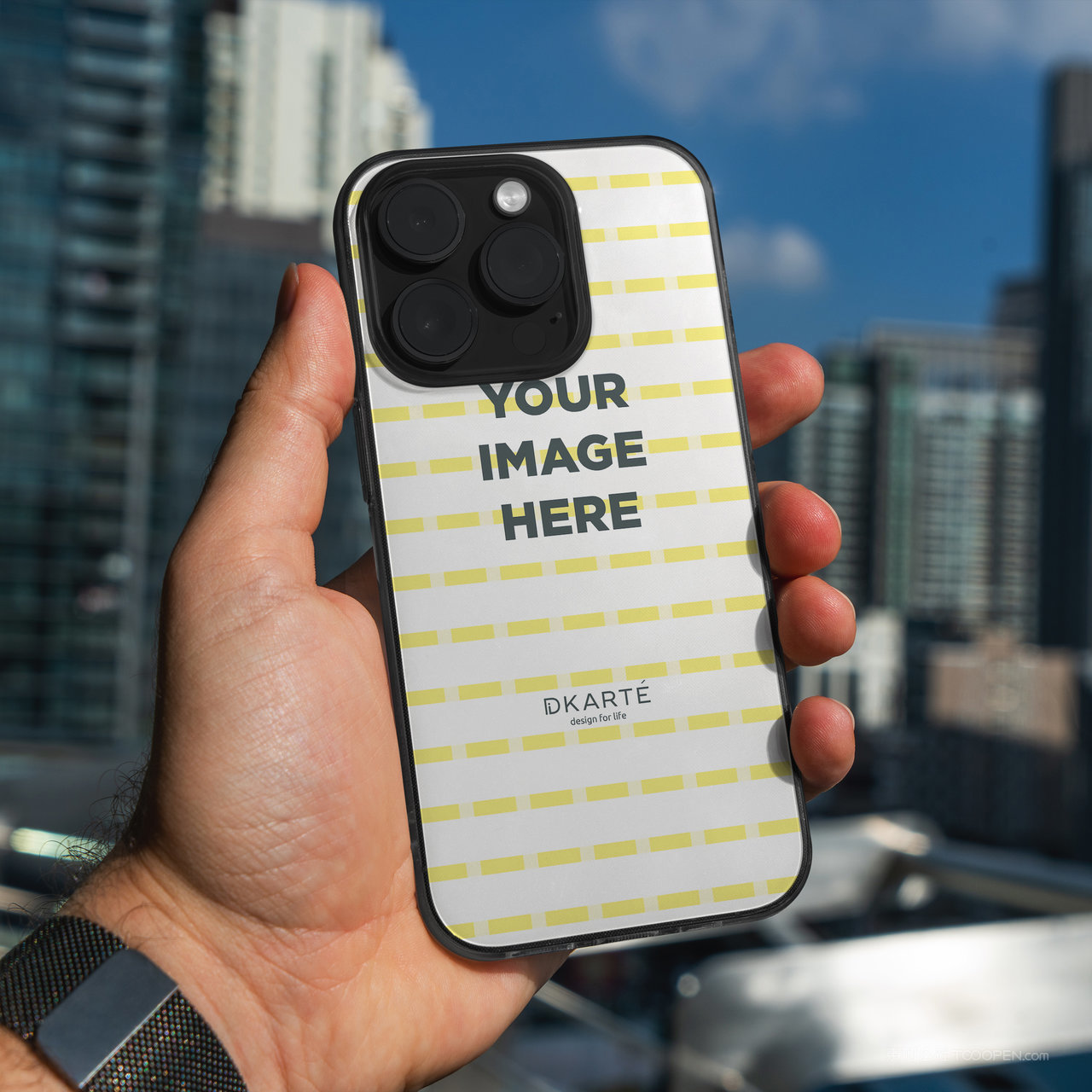 城市场景手拿手机iPhone14贴图样机