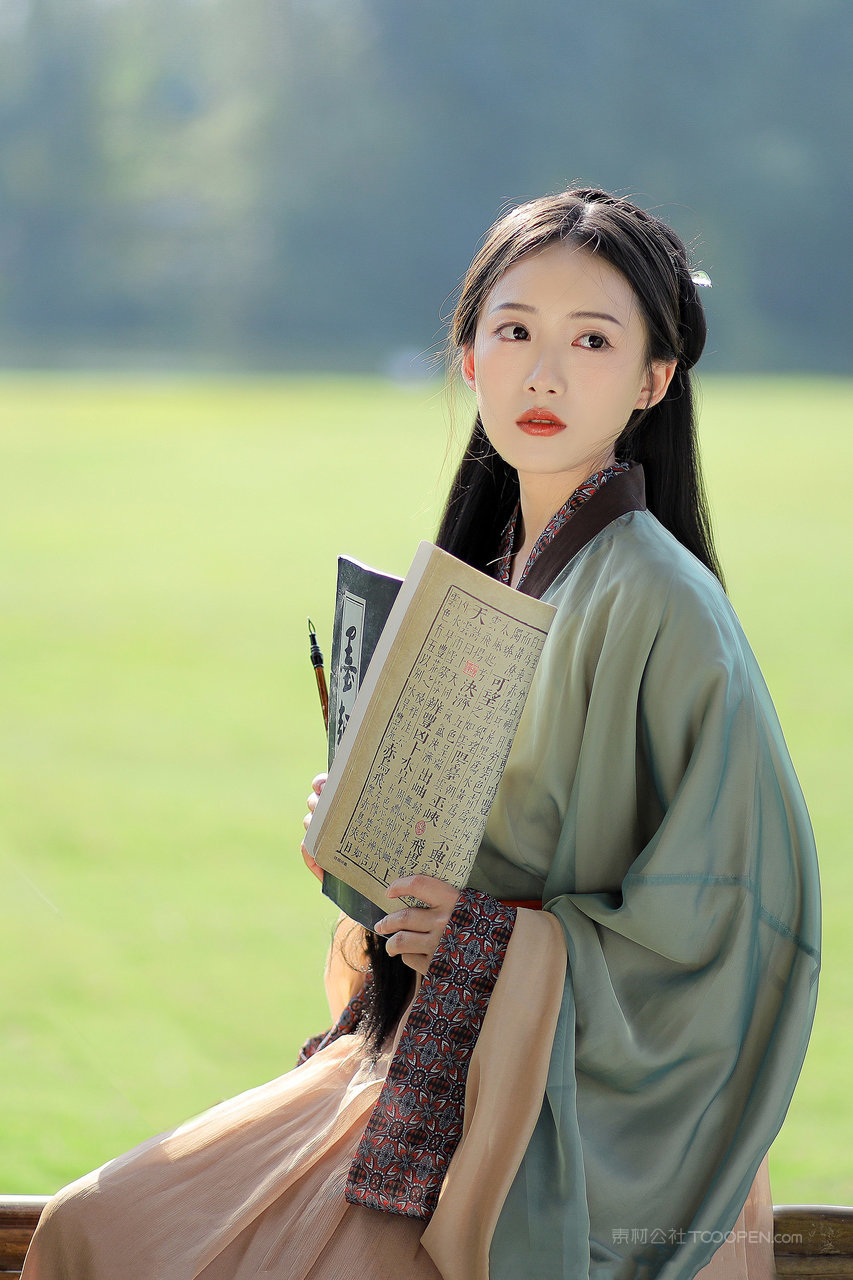 阅读古书的大家闺秀古装汉服小姐姐唯美艺术照图片