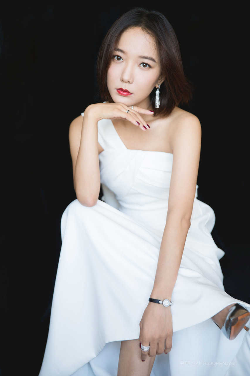 穿白色礼服的中国气质女明星王珞丹时尚短发发型写真图片
