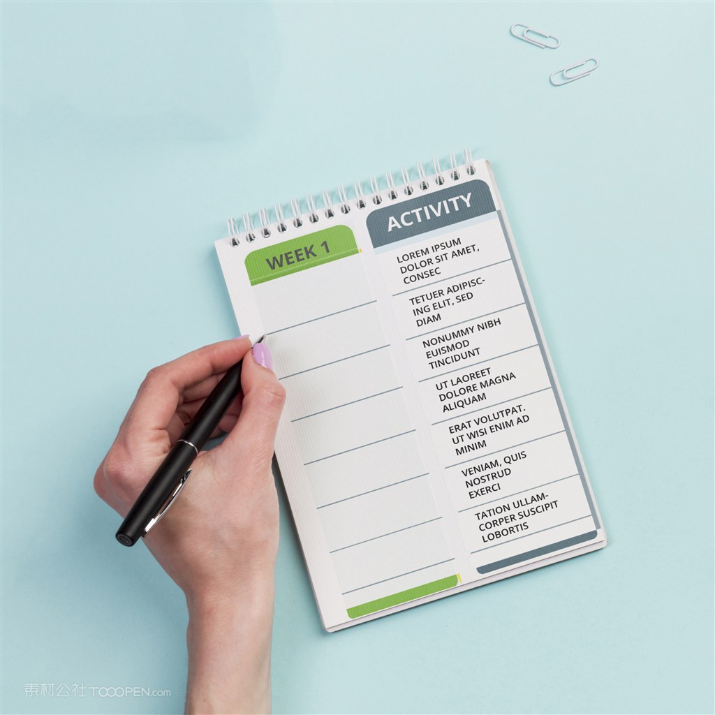 手拿笔在笔记本上写字贴图样机