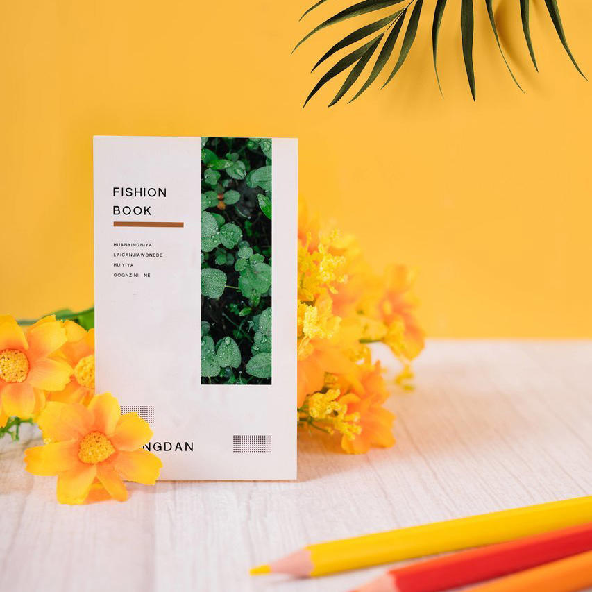 时尚黄色竖立的卡片贴图样机