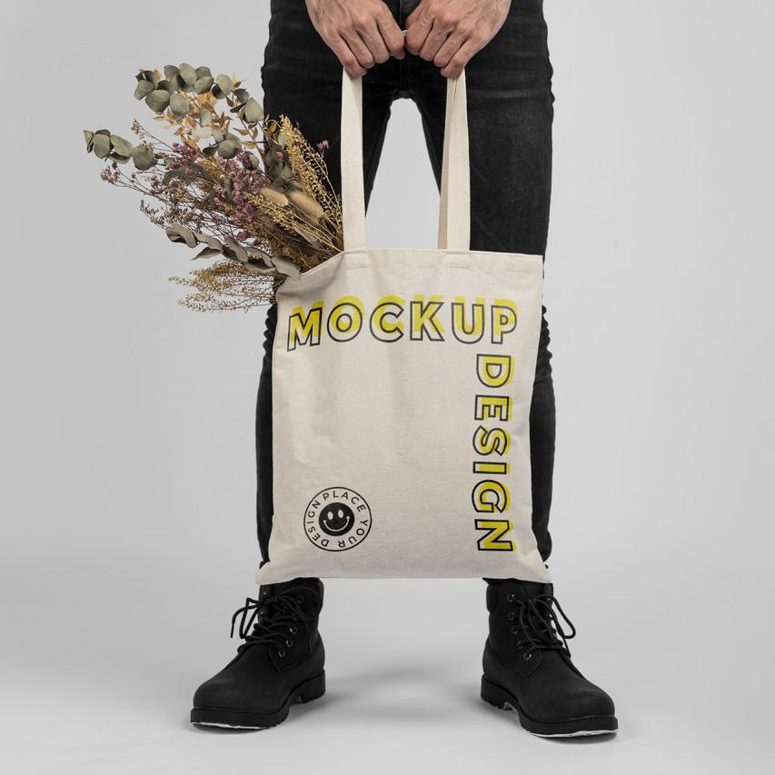 创意帆布包手提袋人提着帆布包场景样机 (3)