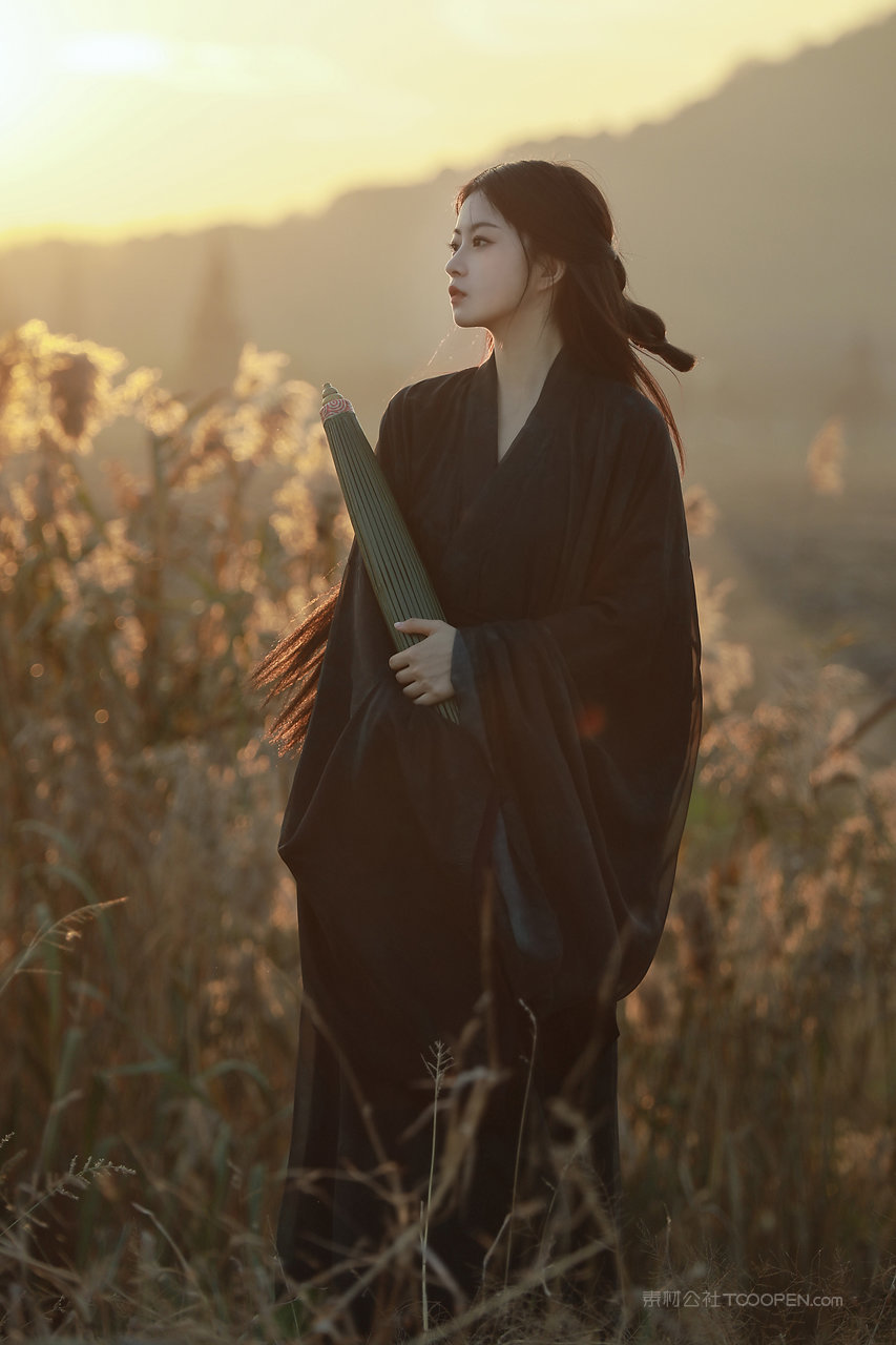 夕阳下的古风汉服美女意境写真图片