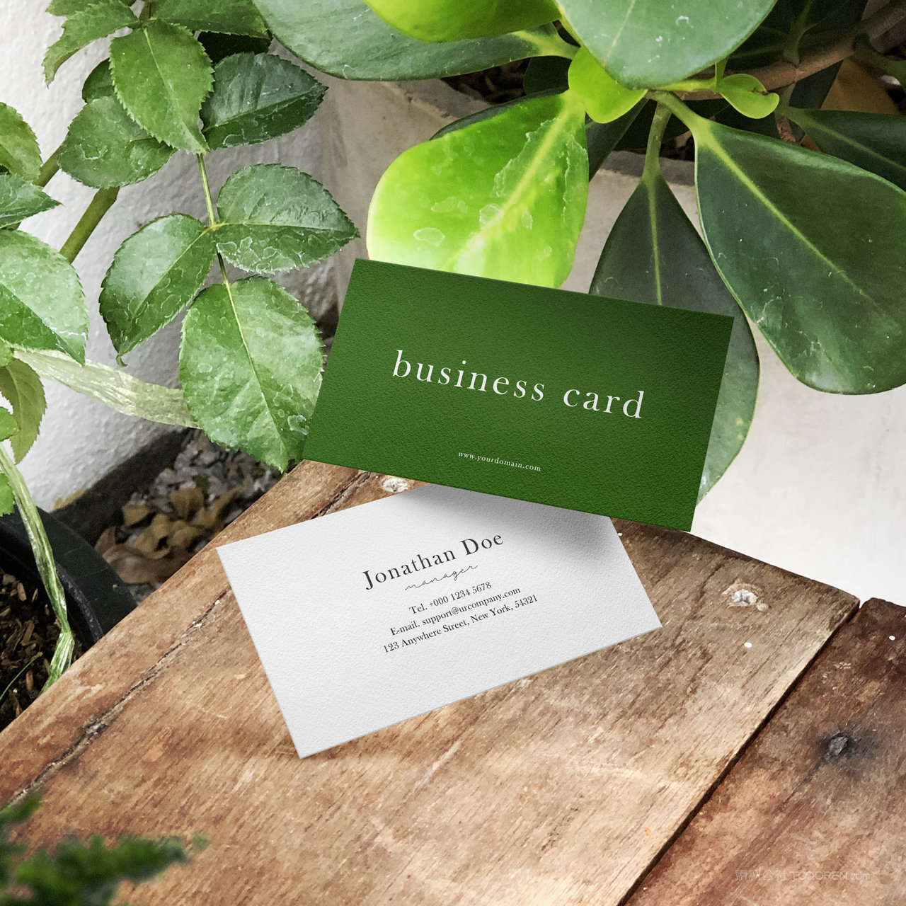 木板上的名片正反面贴图样机