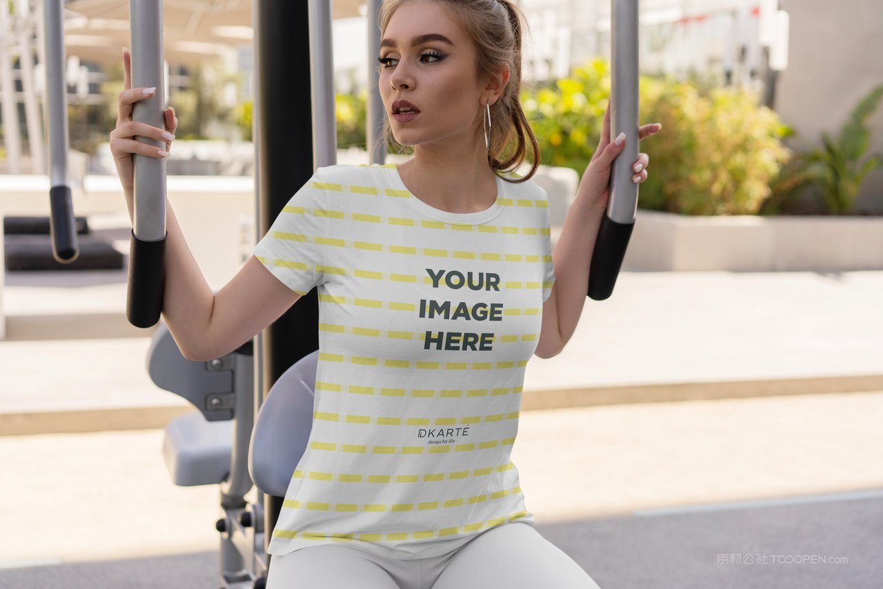 女孩T恤样机