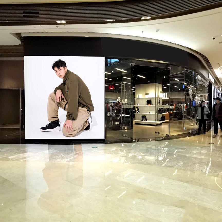 购物商场里的大型灯箱广告牌样机